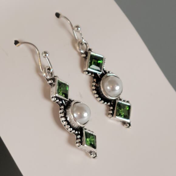 Green Crystal And Pearl Dangle Earrings Vintage Look Silver Tone Unbranded - Picture 5 of 8